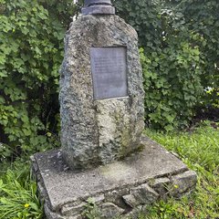 Denkmal nahe der Unfallstelle in Pinggau. (Foto: Martin Senekowitsch)