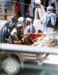 Taliban während ihrer ersten Herrschaft 2001 in Herat. (Foto: bluuurgh; gemeinfrei)
