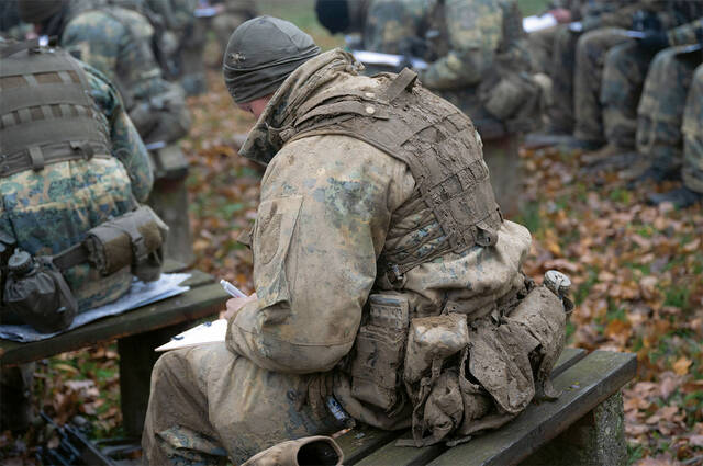 Die Fähnriche werden in regelmäßigen Abständen psychologisch getestet. Dazu füllen sie beispielsweise Konzentrationstests aus. (Foto: Bundesheer/Gunter Pusch)