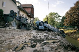 Das Bergen von Abflusshindernissen wie dieses Auto, zählte zu den vorrangigen Aufgaben der Pioniere. Dafür setzten sie auch Pionierpanzer ein. Damit verhinderten sie weitere Verklausungen und somit zusätzliche Überschwemmungen und Schäden an der Infrastruktur. (Foto: Bundesheer/Christoph Hörzinger)