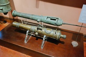 Verschiedene antike Marinekanonen können begutachtet werden. (Foto: Gabor Orban)