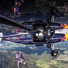 Die Luftakrobaten der Flying Bulls in ihren Wingsuits kennen keine Höhenangst. (Foto: Red Bull Content Pool/Sebastian Marko)