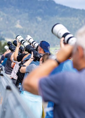 Zahlreiche Spotter sicherten sich die besten Plätze, um die Flugmanöver einzufangen. (Foto: Bundesheer/Daniel Trippolt)