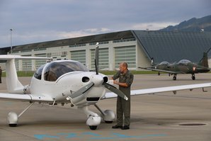 Check der D40 vor dem Flug - ein Fluglehrer sieht nach, ob sich Kondenswasser im Tank gebildet hat. (Foto: TD/Gerold Keusch)