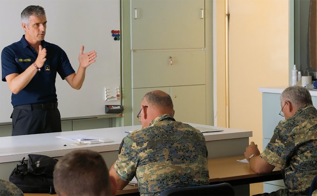 Theoretische Kenntnisse sind Voraussetzung für den sicheren Umgang mit unterschiedlichen Munitionsteilen. (Foto: RedTD/Gerold Keusch)