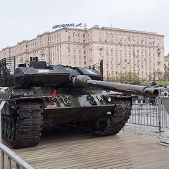 Ein Kampfpanzer „Leopard“ 2A6 bei der Ausstellung russischer „Trophäen“ in Moskau am 9. Mai 2024 anlässlich zum „Tag des Sieges“ über das nationalsozialistische Deutsche Reich. (Foto: Kirill Borisenko; CC0 1.0)