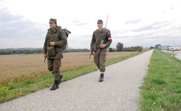 Streifen und Posten bei der Grenzraumüberwachung an der österreichischen Staatsgrenze im Burgenland zwischen 1990 und 2007. (Foto: Bundesheer)