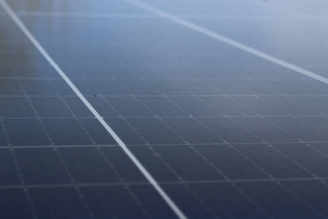 Ein Photovoltaikmodul mit 170 x 110 cm liefert derzeit unter optimalen Bedingungen etwa 400 Watt Peak. (Foto: RedTD/Robert Zanko)