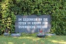 Gedenkstein bei dem Hain, an dem einige der am 13. April 1945 getöteten Widerstandskämpfer ihre letzte Ruhestätte fanden. (Foto: RedTD/Gerold Keusch)