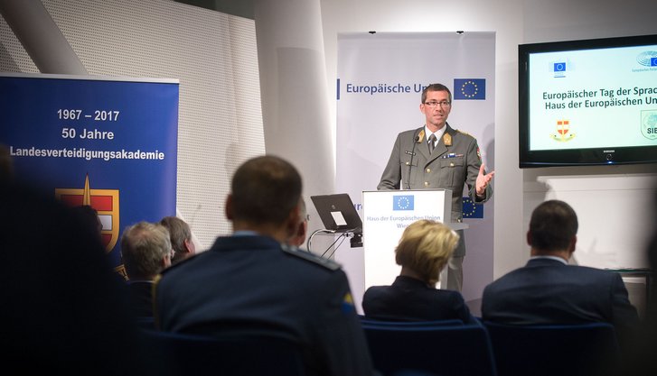 Der Kommandant der Landesverteidigungsakademie, Generalleutnant Mag. Erich Csitkovits bei seiner Rede. (Foto: Bundesheer/Carina Karlovits)