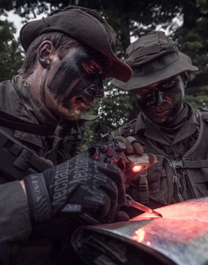 Dunkelheit und schlechte Sicht erschweren das Orientieren im Gelände. (Foto: Bundesheer/Daniel Trippolt)