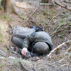 Um die Situation darzustellen, kauert er sich in eine Stellung, so wie es die Rotarmisten am 29. April 1945 auch taten. (Foto: Gerold Keusch)