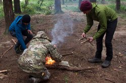 Nach einer kurzen und kalten Nacht wärmen wir uns am Lagerfeuer und bereiten unser Frühstück zu. (Foto: Bundesheer/Gunter Pusch)