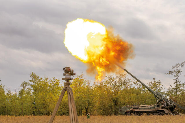 Das stärkste Rohrartilleriegeschütz im Ukraine-Krieg ist die 2S7M „Pion“. Sie wirkt bis 47 Kilometer Entfernung. Damit ist sie der Bundesheer-Artillerie weit überlegen.
