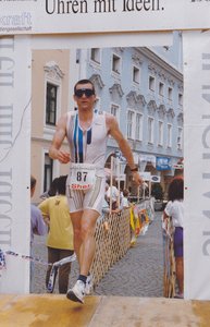 Zieleinlauf beim Powerman-Duathlon in Weyer in den 1990er-Jahren. (Foto: Archiv Wildpanner)