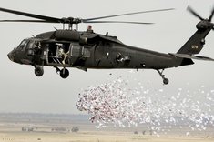 Ein US-amerikanischer „Blackhawk“ wirft Flugblätter über dem Irak ab. (Foto: U.S. Air Force/Samuel Bendet; gemeinfrei)