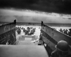 „Into the Jaws of Death“ - US Soldaten landen am Omaha Beach. (Foto: CPHoM Robert F. Sargent/gemeinfrei)