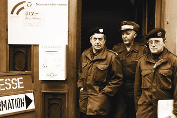 General Emil Spannocchi (links) nach einem der zahlreichen Pressetermine  zur Umfassenden Landesverteidigung.