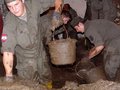 Soldaten der Jägerkompanie Saalfelden und des Katastrophenzuges Tamsweg helfen beim Beseitigen von Schäden in Högmoos. (Foto: Wolfgang Riedlsperger)