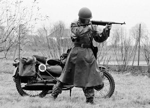 Ein Kradmelder des Bundesheeres im Jahr 1963  steht mit einer Maschinenpistole 40 im Anschlag. (Foto: Bundesheer)