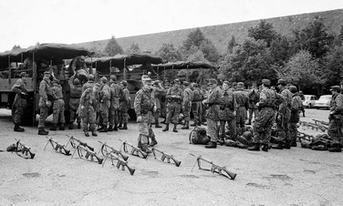 Soldaten warten in einer Kaserne auf weitere Befehle. (Foto: Bundesheer)