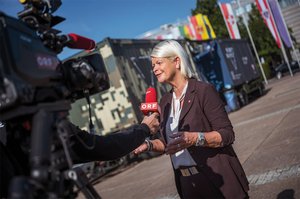 Verteidigungsministerin Klaudia Tanner betont die Bedeutung des mobilen Cyber Escape Rooms für die Qualifizierung von Fachleuten. (Foto: Bundesheer/Paul Kulec)