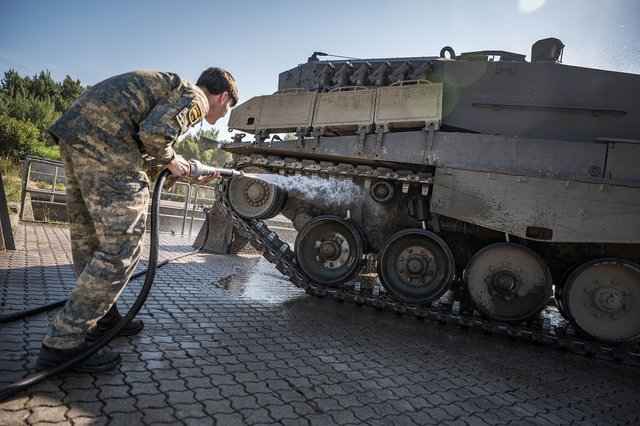 Die Pflege und Wartung der Panzer ist ein wichtiger Bestandteil der Ausbildung. (Foto: Bundesheer/Rainer Zisser)