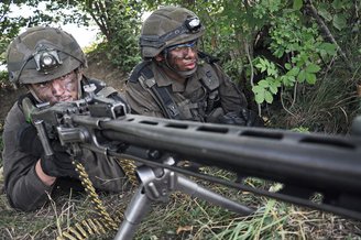 Kaderanwärter mit Maschinengewehr 74 üben den Ortskampf in Allentsteig. (Foto: Bundesheer/CC BY-NC-SA 2.0)
