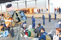 PsyOps-Soldat mit Lautsprecher während des Assistenzeinsatzes „Migration“. (Fotos: Bundesheer/Abteilung PsyOps)