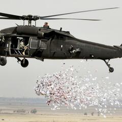 Ein US-amerikanischer „Blackhawk“ wirft Flugblätter über dem Irak ab. (Foto: U.S. Air Force/Samuel Bendet; gemeinfrei)