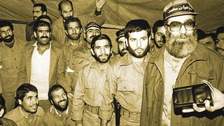 Ali Khamenei in Uniform während des Iran-Irak Krieges. (Foto: Alamy/gemeinfrei)