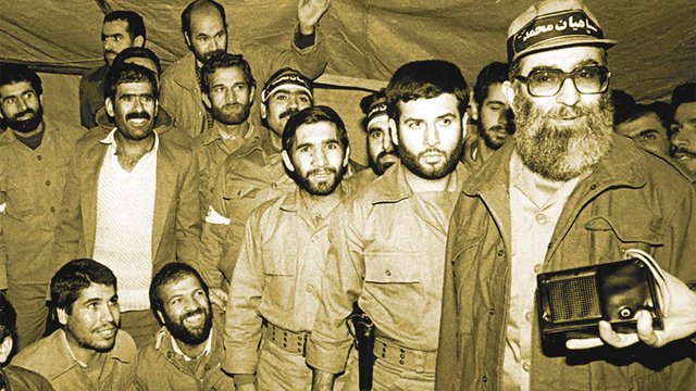 Ali Khamenei in Uniform während des Iran-Irak Krieges. (Foto: Alamy/gemeinfrei)