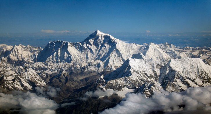 Das Mount Everest-Massiv: Ab 3.500 m erhöht sich das Risiko an der Höhenkrankheit zu leiden erheblich, ab 7.000 kann bereits der Aufenthalt tödlich sein. (Foto: shrimpo1967)