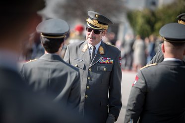 Milizbeauftragter Generalmajor Erwin Hameseder im Gespräch mit Leutnanten des Jahrganges Dragonerregiment "Herzog von Lothringen" Nr. 7 beim Tag der Leutnante 2021. (Foto: Bundesheer/Daniel Trippolt)