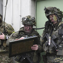 Der Kompaniekommandant (re.) mit dem Kommandogruppenkommandanten und dem JTAC (li.) im Angriff. (Foto: Bundesheer/Hubert Köll)