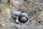 Um die Situation darzustellen, kauert er sich in eine Stellung, so wie es die Rotarmisten am 29. April 1945 auch taten. (Foto: Gerold Keusch)