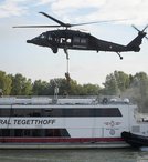 Von einem "Black Hawk"-Hubschrauber seilen sich die Soldaten ab. (Foto: Bundesheer/Pusch)