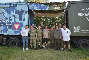 Die Gesichter hinter dem mobilen Cyber Escape Room. (Foto: Bundesheer/Gerald Wohlkönig)