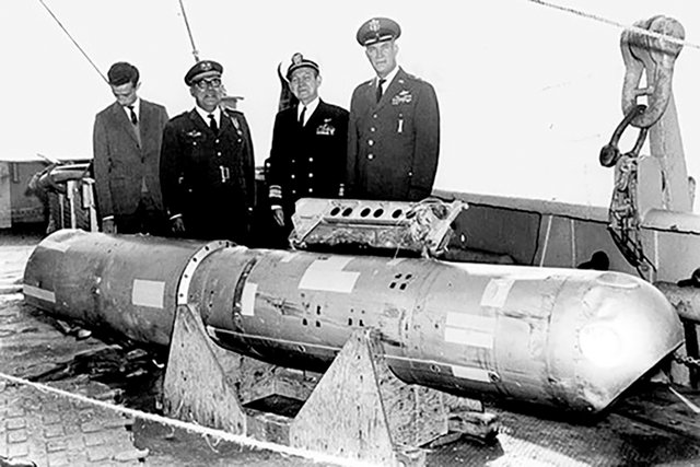Die B28-Nuklearwaffen nach der Bergung im Mittelmeer. (Foto: U.S. Navy; gemeinfrei)