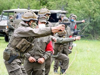 Die Einsatzvorbereitungen umfassen neben einer theoretischen Einweisung der Dokumentenkontrolle auch den Waffen- und Schießdienst in enger Kooperation mit der Polizei. (Foto: ÖBH)