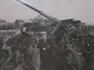 Verlassenes Kriegsgerät am Bahnhof von Amstetten. (Foto: Archiv Keusch) 