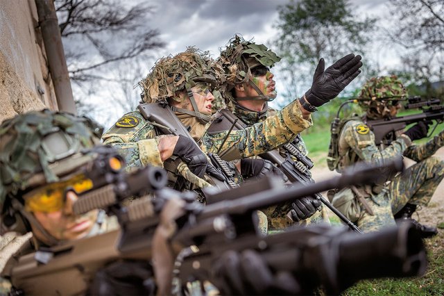 Zu den wichtigsten Kompetenzen eines Offiziers gehören Kommunikations-, Entscheidungs-, Organisations- und Anpassungsfähigkeit sowie Durchhaltevermögen. (Foto: Bundesheer/Paul Kulec)