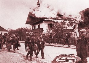 Soldaten der Roten Armee marschieren im Frühjahr 1945 durch ein österreichisches Dorf. (Foto: HGM)