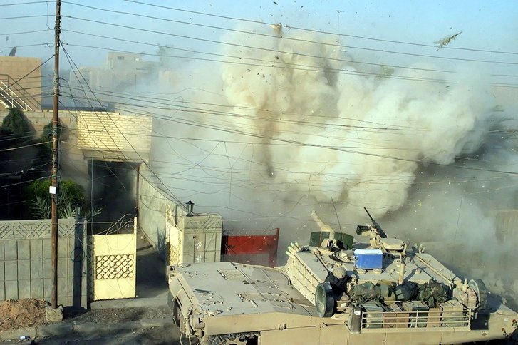 Panzer werden auch vermehrt im urbanen Gebiet eingesetzt, wie hier im Kampf gegen Terroristen in Fallujah im Irak 2004. (Foto: USMC/Lance Corporal James J. Vooris)