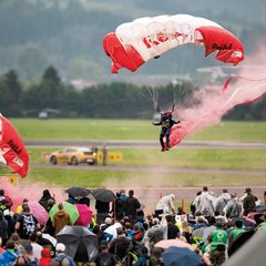 Die Fallschirmspringer markieren den Beginn der AIRPOWER24. (Foto: Bundesheer/Paul Kulec)