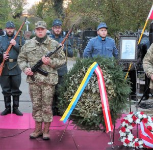 Ukrainische Ehrenposten am Grab von Feldmarschallleutnant Eduard von Böltz. (Foto: Alexander Barthou)