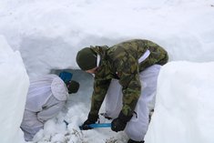 Zwei Soldaten der tschechischen Armee beim Bau einer Schneehöhle. (Foto: TD/Gerold Keusch)