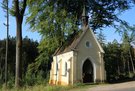 Kapelle im Dunkelsteiner Wald bei Neidling mit Erinnerungszeichen. (Foto: RedTD/Gerold Keusch)   