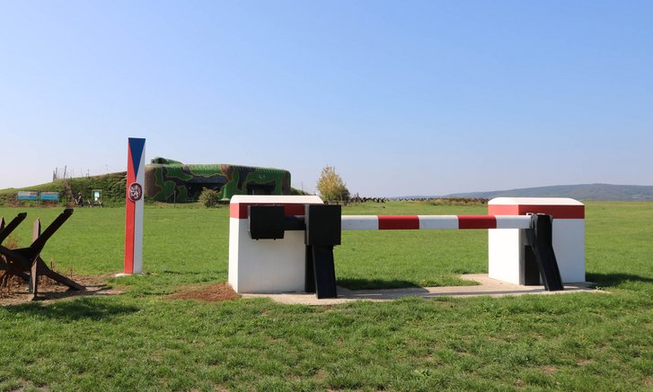 Das Bunkermuseum in Satov mit einem massiven Grenzbalken und weithin sichtbaren Grenzpfahl, wie sie in den 1930er-Jahren verwendet wurden. (Foto: RedTD/Gerold Keusch) 