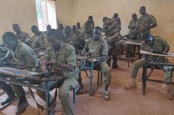 Malische Soldaten einer zukünftigen Flugplatzsicherungskompanie lernen die richtige Waffenpflege. (Foto: RedTD/Erwin Gartler)